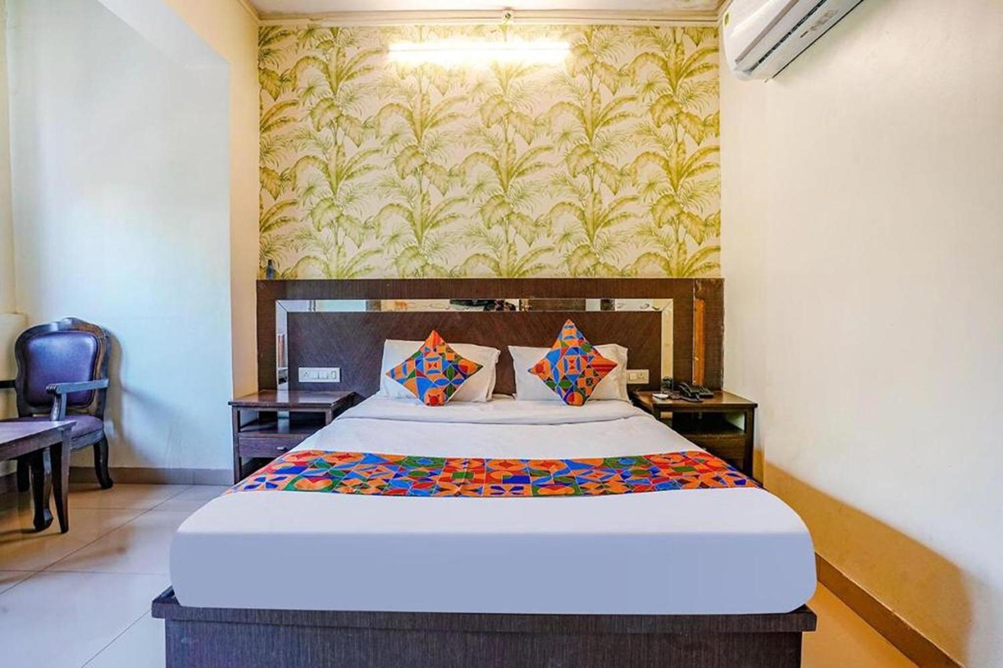 Hotel Gargi Deluxe Пуне Екстер'єр фото