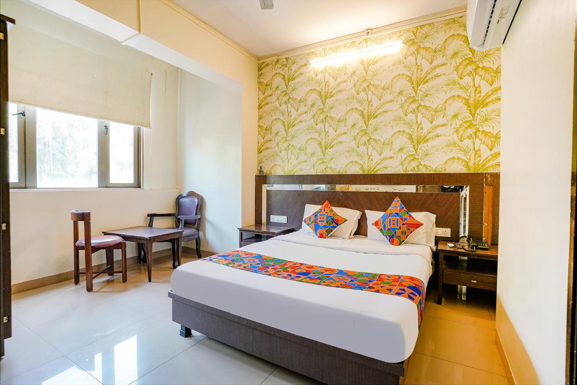 Hotel Gargi Deluxe Пуне Екстер'єр фото